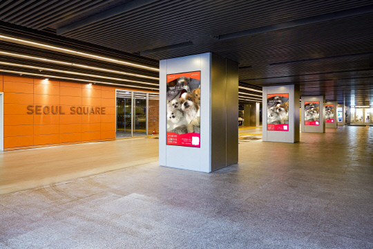 디지털 사이니지에 송출된 11번가 '희망쇼핑 캠페인' 영상. 11번가 제공